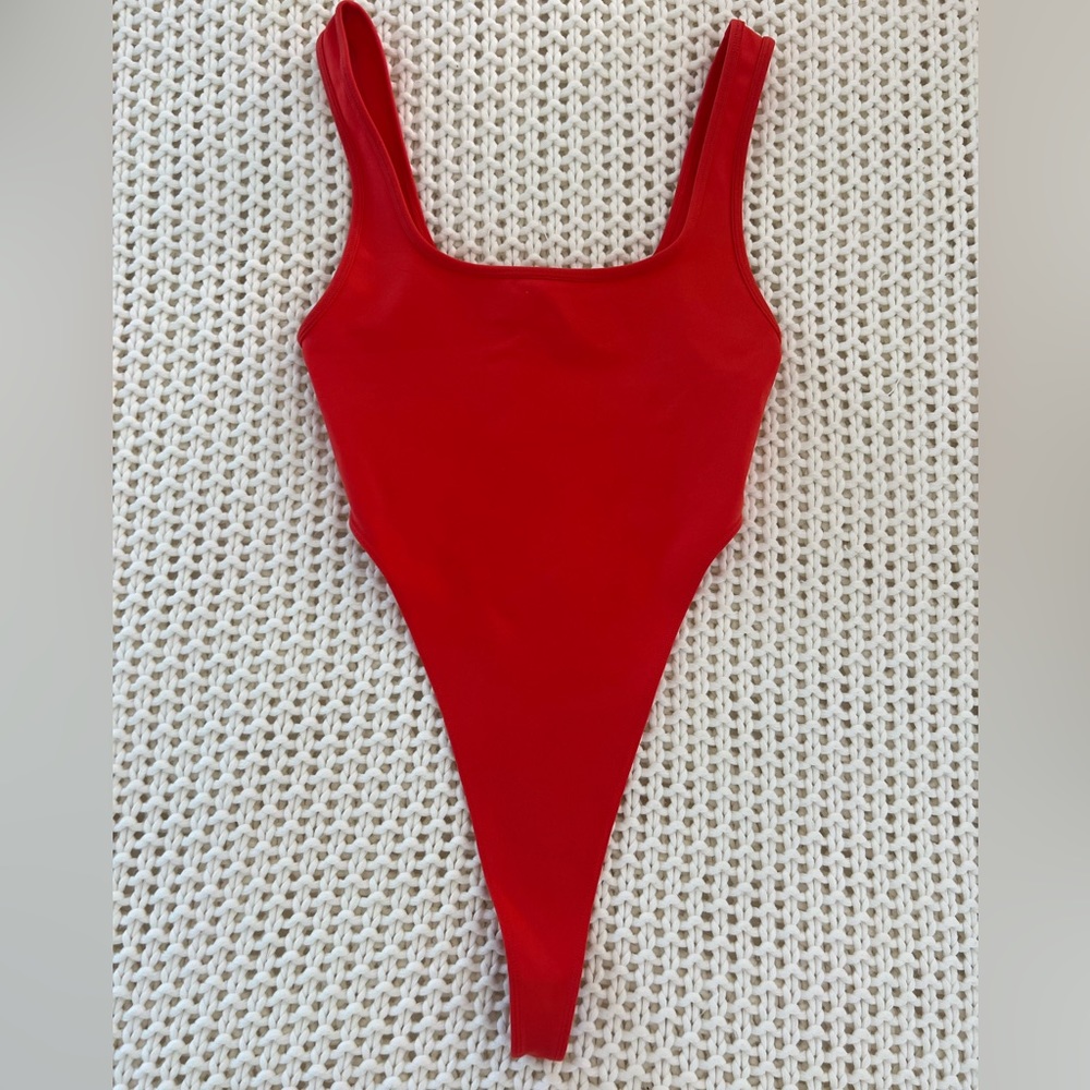 ALO YOGA - HOT SHOT BODYSUIT